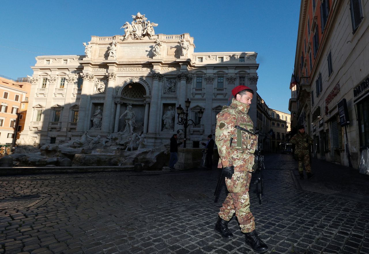 Η παρουσία του στρατού και της αστυνομίας είναι έντονη σε όλη τη χώρα και κυρίως σε μεγάλες πόλεις όπως η Ρώμη.