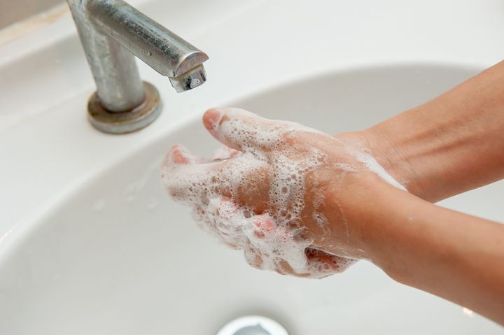 Πλύσιμο τον χεριών με σαπούνι για να φύγουν τα μικρόβια.