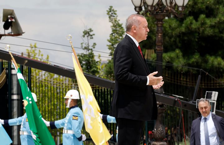 O Τουρκος Πρόεδρος Ταγίπ Ερντογάν προσεύχεται. Αγκυρα, 15 Ιουλίου 2019. (AP Photo/Burhan Ozbilici)