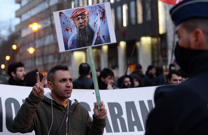 Διαδηλωτής με καρικατούρα του Ερντογάν στα χέρια στις Βρυξέλλες. 9 Μαρτίου 2020. REUTERS/Johanna Geron