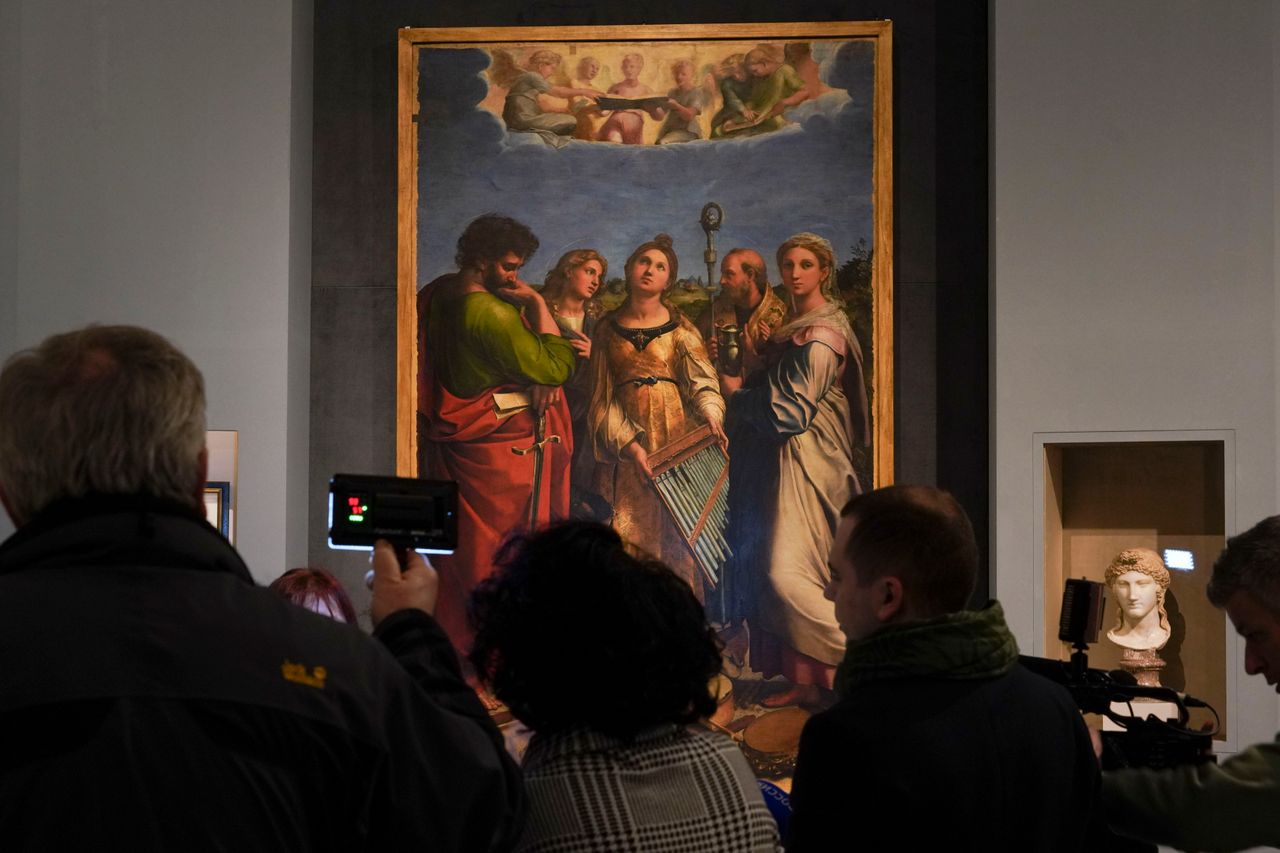 Οι επισκέπτες της έκθεσης μπροστά στο έργο του Ραφαήλ «Η έκσταση της Αγίας Καικιλίας», 1514-1515