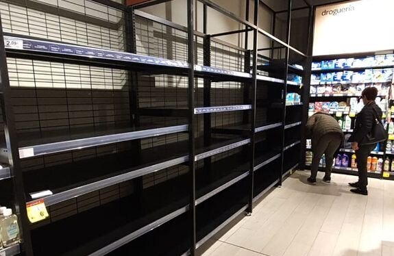 Estanterías de los supermercados de Madrid vacías