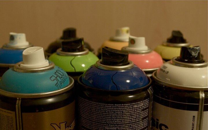 Description 1 Collection of spray cans. 1 Verzameling spuitbussen in verschillende kleuren van verschillende merken ... Category:Aerosol paint. 
