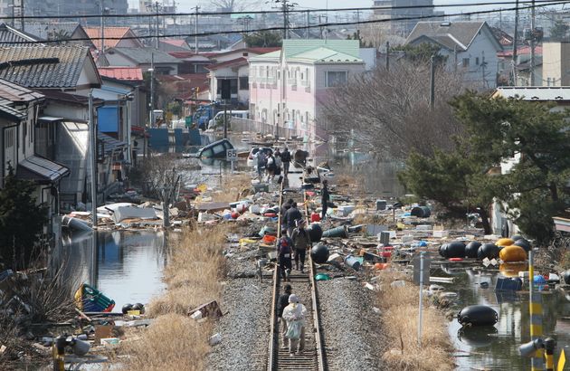 線路に散乱した大量のがれき（2011年3月13日、宮城県石巻市）