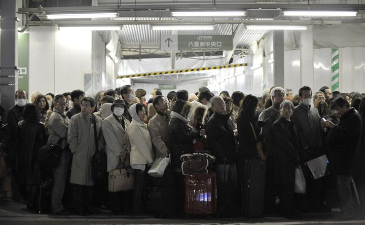 東日本大震災発生当日に大量の帰宅困難者が発生し、JR東京駅では大行列ができた（2011年3月11日）