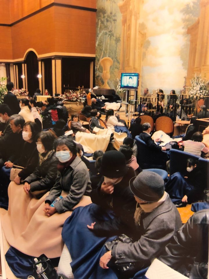 新橋駅近くのホテル内には、帰宅困難者がロビーにあふれた＝2011年3月12日未明、東京都港区新橋1丁目