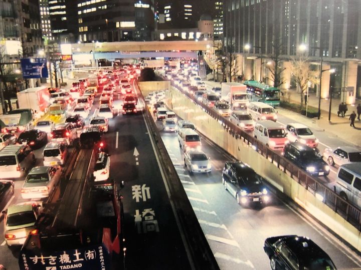 東日本大震災の後、交通は麻痺し、車は動かないまま長いテールランプが連なっていた＝2011年3月12日未明、東京都中央区