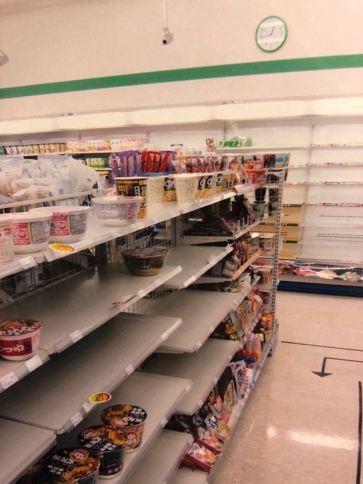 都内のコンビニエンスストアでは、食料品を中心に商品がなくなった=2011年3月12日午前0時45分、東京都港区