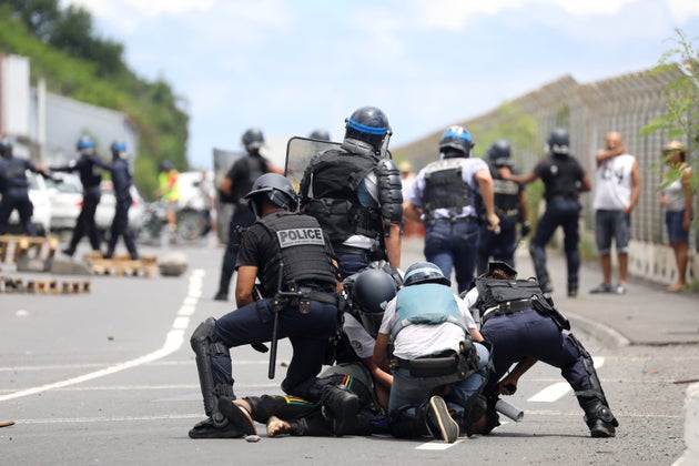 Violences Policieres Une Application Pour Recolter Des Preuves Le Huffpost Violences Policieres Une Application Pour Recolter Des Preuves Le Huffpost