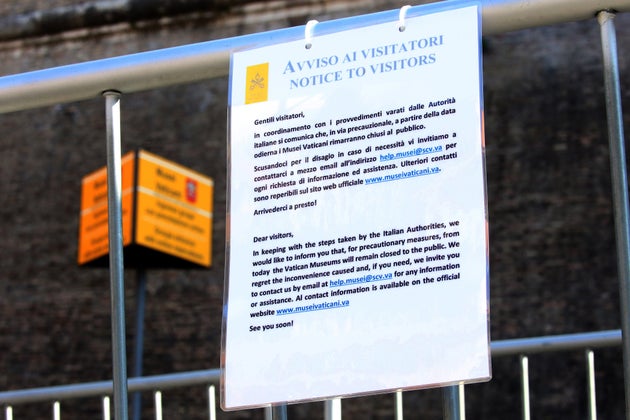 Οι πιστοί ενημερώνονται για τα νέα μέτρα που αφορούν τις απαγορεύσεις τέλεσης σειράς εκκλησιαστικών παραδόσεων και το Βατικανό ενημερώνει επίδοξους επισκέπτες. 