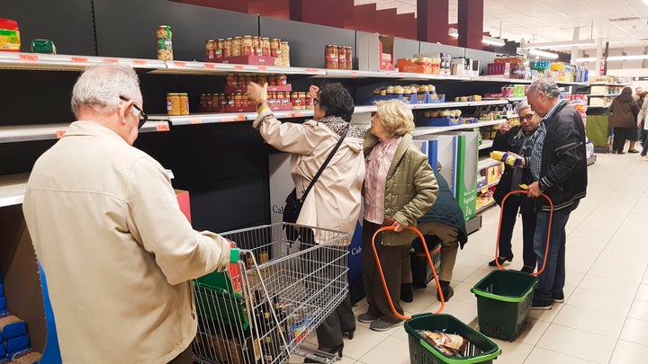 Un grupo de clientes compran un supermercado de Mercadona, en el distrito de Hortaleza (Madrid), tras el endurecimiento de las medidas para combatir el coronavirus (COVID-19).