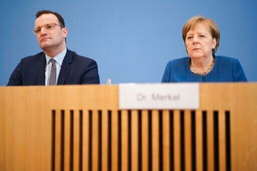 Η Γερμανίδα καγκελάριος, Άνγκελα Μέρκελ και δεξιά της ο υπουργός Υγείας, Γενς Σπαν σε δηλώσεις τύπου για το ξέσπασμα του κορονοϊού στην Γερμανία.