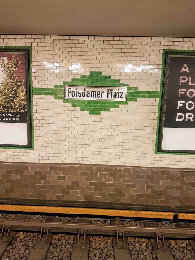 Aμέτρητες διαδρομές από τα σινεμά της Alexander Platz στο κέντρο Τύπου στην Potsdamer Platz…