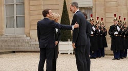 El saludo de los reyes con Macron y su esposa en París sin darse la mano por el