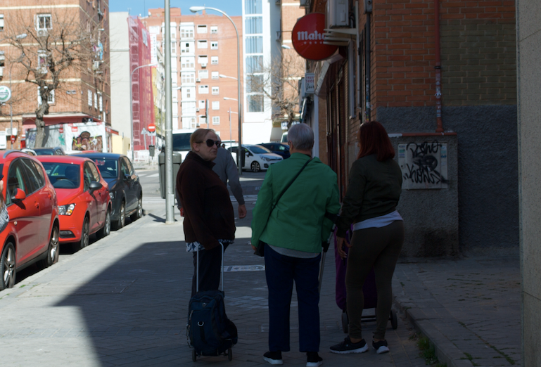 Numa rua de Vallecas, em Madri, mulheres conversam sobre o coronavírus.