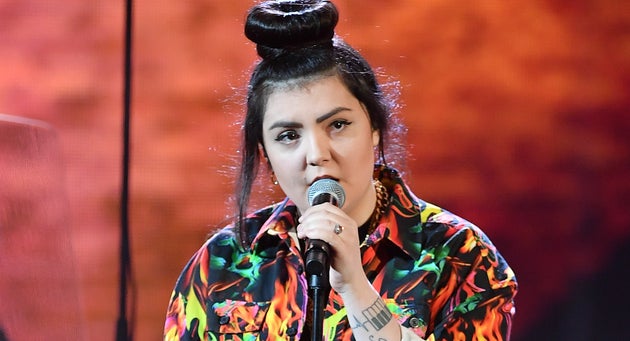 La Chanteuse Hoshi Porte Plainte Pour Harcelement Lesbophobe