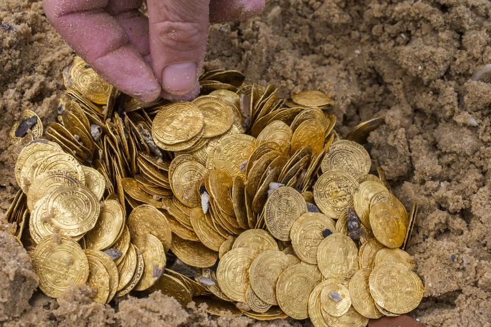 Priceless' Trove Of Ancient Gold Coins Discovered Off Coast Of Israel |  HuffPost Impact