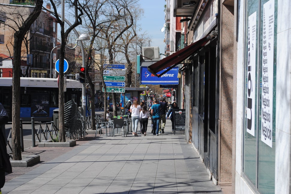 Pessoas caminham perto da Avenida de la Albufera, no bairro madrileno de Vallecas.