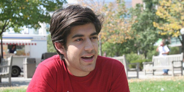 CAMBRIDGE, MA - AUGUST 31: Business partners Aaron Swartz and Simon Carstensen, right, have a working lunch outside in Cambridge, Friday, Aug. 31, 2007. (Photo by Wendy Maeda/The Boston Globe via Getty Images)