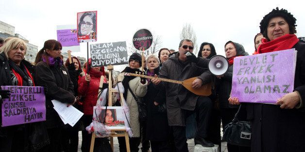 ANKARA, TURKEY - 2015/02/18: A troubadour playing the saz in Alevi ceremony for Ozgecan Aslan as Alevis protested the violence against women in Ankara after university student 20 year old Ozgecan Aslan was stabbed to death on February 13. (Photo by Basin Foto Ajansi/LightRocket via Getty Images)