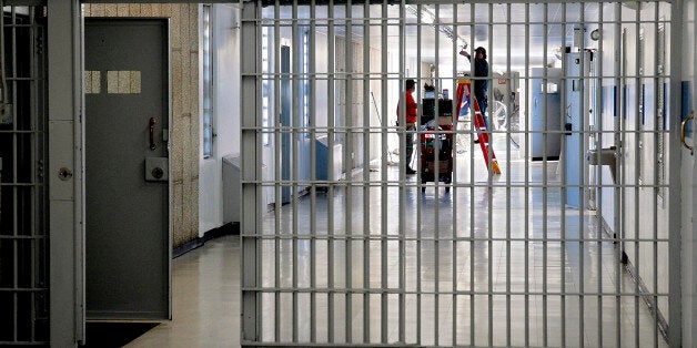 In this Nov. 13, 2005, photo maintenance employees replace a burned out light in a hallway inside the United States Penitentiary in Marion, Ill. Marion's mayor, Robert Butler, is hoping to take in Guantanamo detainees which would require persuading the Bureau of Prisons to restore his town's medium-security prison to its former high-security status. (AP Photo/The Southern, Chuck Novara) ** zu unserem Korr. **