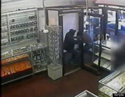 Queens Jewelry Store Heist Caught On Tape Video Huffpost New York