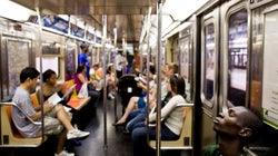 「ニューヨークでは違法です」市長が、新型コロナによるアジア系アメリカ人への差別に反対を表明