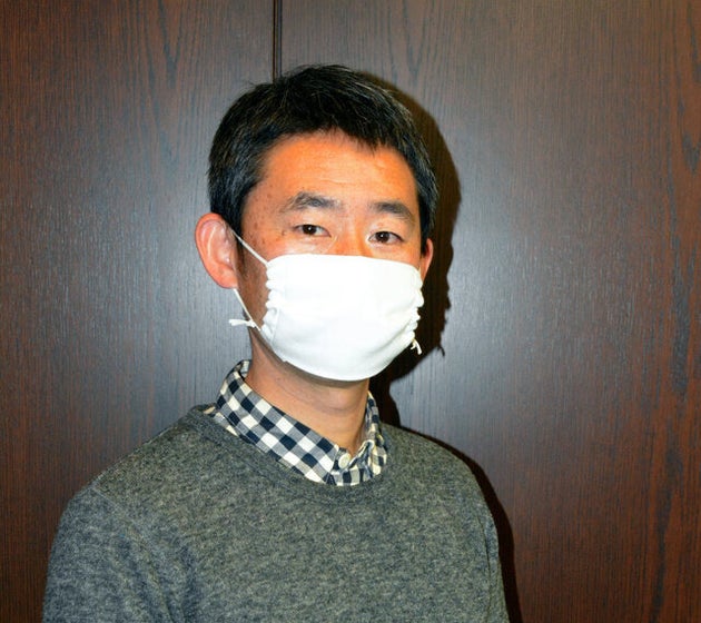 普段から手作りのマスクを着用する鈴木公輔社長=愛知県蒲郡市
