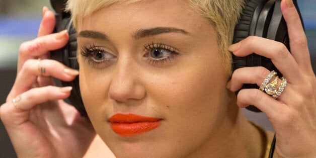 Miley Cyrus Keeping 100 000 Engagement Ring Post Split With Liam