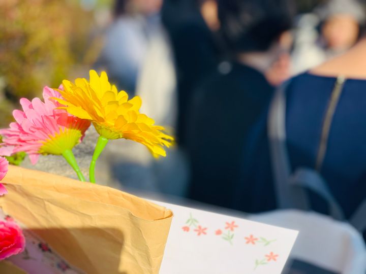 名古屋高裁前には、花を手にした支援者も