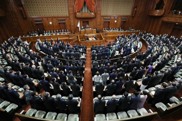 新型インフルエンザ対策特別措置法改正案を賛成多数で可決した衆議院本会議=3月12日、国会内