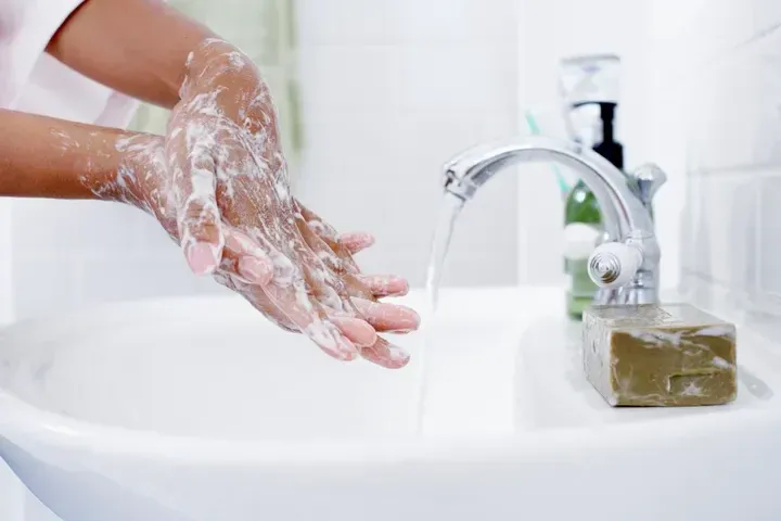 Lavarse las manos es una de las principales medidas para evitar la transmisión del coronavirus.