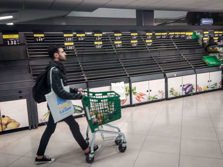 マドリードのスーパーマーケットでは、生鮮食品の棚が空っぽになった / 3月10日