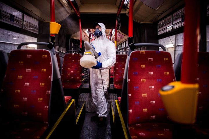 スロバキアの首都ブラチスラバで撮影された一枚。防御服を着た作業員が、新型コロナの感染拡大を防ぐために公共バスの中を消毒している / 3月11日