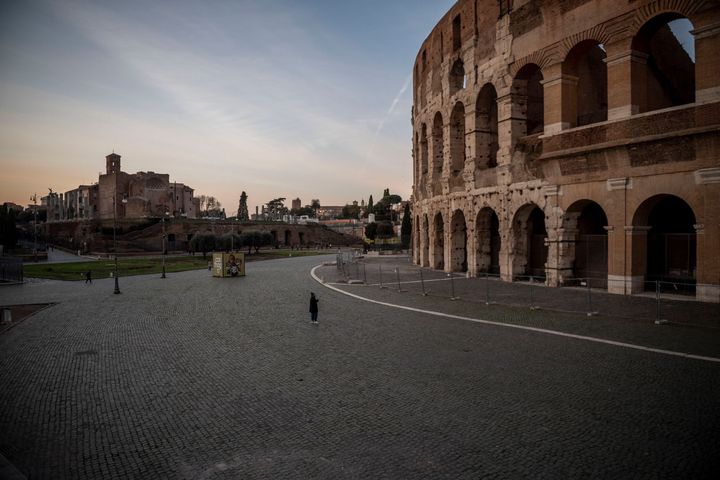 いつも観光客であふれているローマのコロッセオも閉鎖され、人がいなくなった / 3月10日