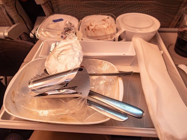 エミレーツ航空の機内食からのゴミ