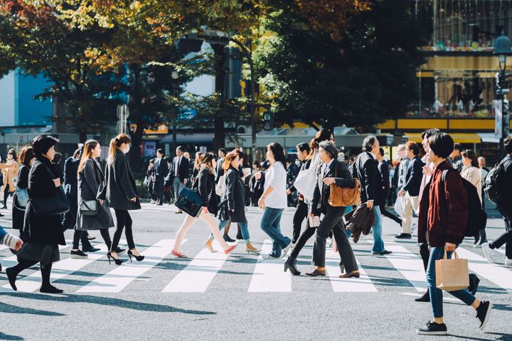 渋谷の交差点を歩くビジネスパーソンたち