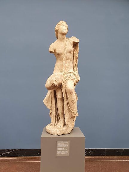 「レダと白鳥」の彫刻