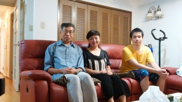 袁克勤教授（左）と妻（中央）。右は息子