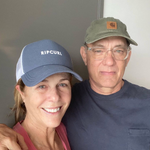 新型コロナ感染のトム・ハンクス夫妻がツーショットで現状を報告。「誰にもうつさないよう隔離されている」