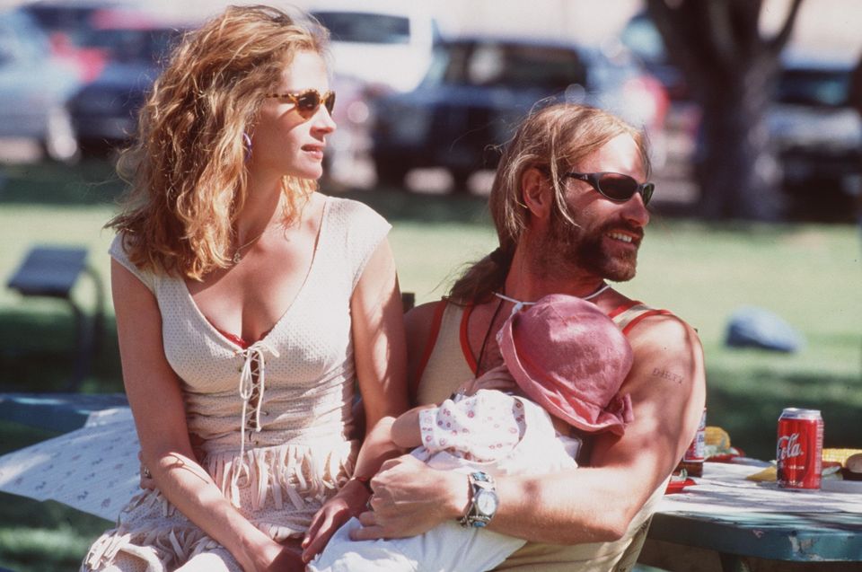 Julia Roberts and Aaron Eckhart in Erin Brockovich