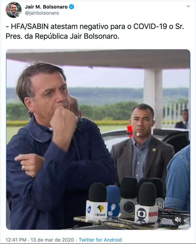 Fazendo sinal de 'banana', Jair Bolsonaro divulga que não está com