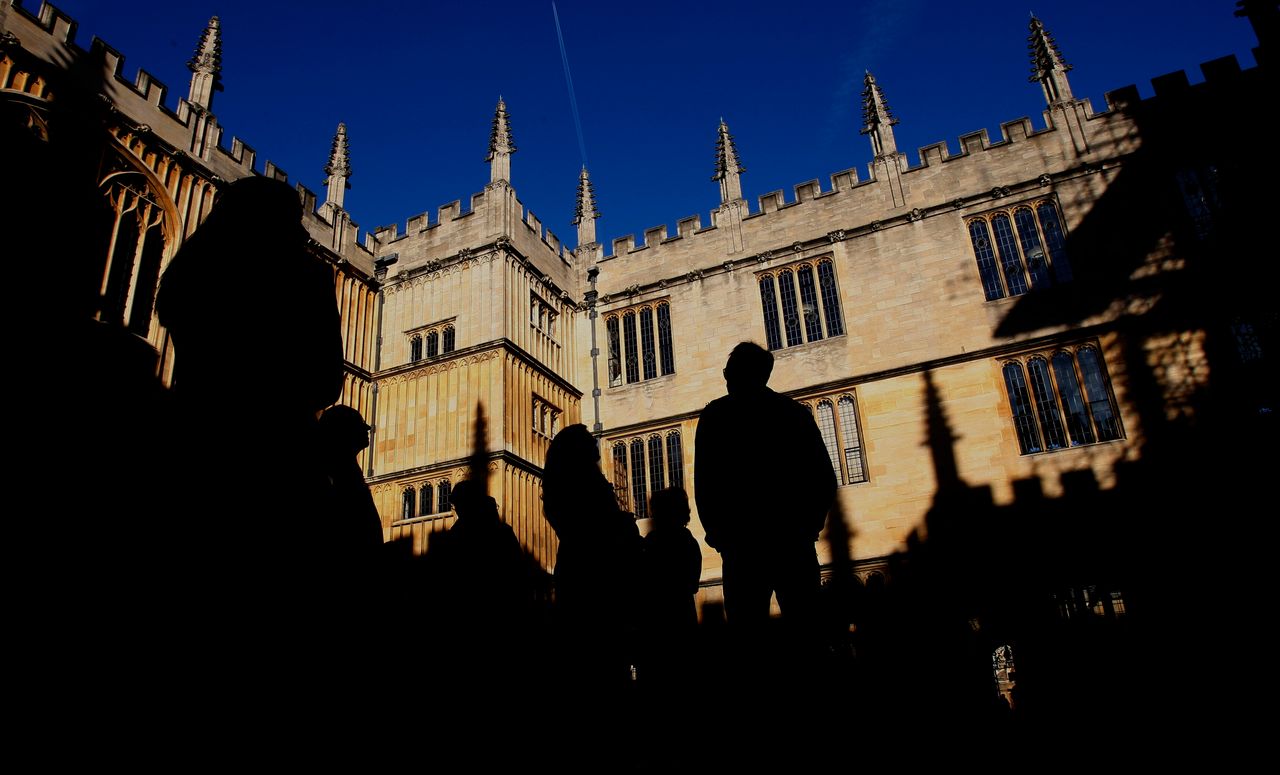 Students outside Oxford University's Old Bodleian library 