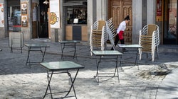 La Comunidad de Madrid y Galicia cierran todos los establecimientos excepto los de alimentación y primera