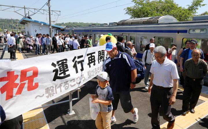 避難指示区域で初めて鉄道運行が再開された、JR常磐線の竜田駅で下車する乗客＝2014年6月1日午前、福島県楢葉町