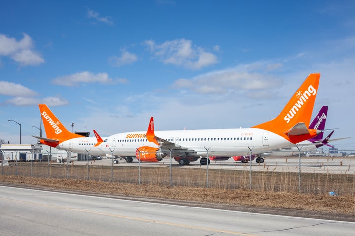 Alors que Sunwing offre à une politique de flexibilité à ses clients dont le départ était prévu entre le 14 mars et le 30 avril, ceux qui devaient quitter vendredi après l'annonce du gouvernement fédéral sont laissés à eux-mêmes.