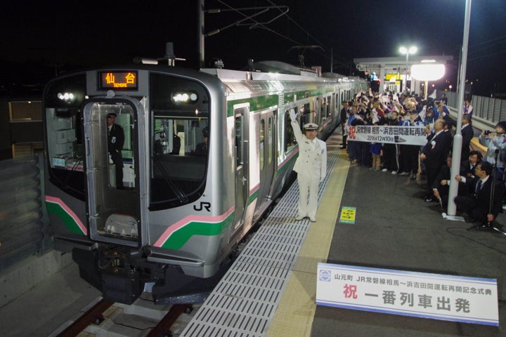 5年9カ月ぶりに再開し、山下駅を出発するＪＲ常磐線の相馬（福島県相馬市）－浜吉田（宮城県亘理町）間（約23キロ）を結ぶ区間の1番列車＝12月10日、宮城県山元町