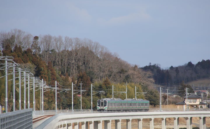 坂元駅付近を走行するJR常磐線の車両。津波で駅施設と線路が流出し、以前より約1キロ内陸側に移設復旧され、2016年12月に駒ヶ嶺駅－浜吉田駅間で運行を再開した＝12日、宮城県亘理郡山元町