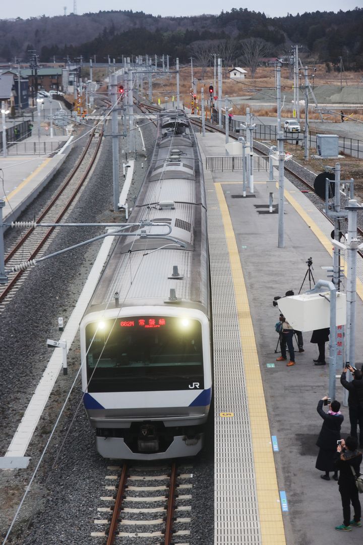 9年ぶりに常磐線が全線再開し、JR富岡駅に到着する車両＝14日午前、福島県富岡町