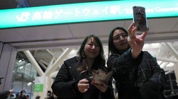 高輪ゲートウェイ駅が開業　警備や清掃でロボットが活躍する新駅